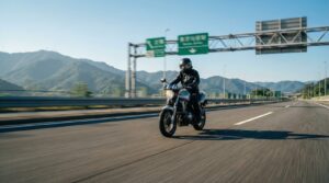 青空の下、日本の高速道路を走行する250ccクラスのネイキッドバイクと日本人ライダー